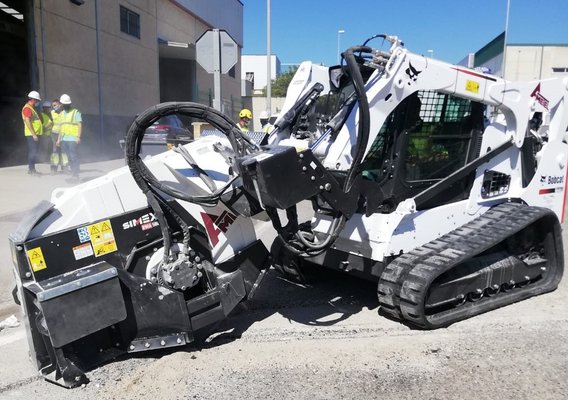 Minicargadora Bobcat T770 con disco de corte